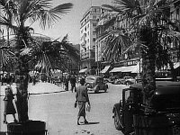 Trg bana Jelačića 1943. godine, pogled kroz palme iz Gradske kavane (izvor Hrvatski filmski savez)